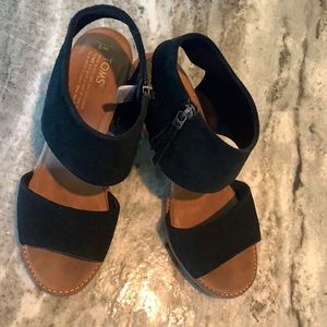 Sz8 suede black TOMS chunky heels. Sidezip closure. 3”hi. 2,5” secure wraparound